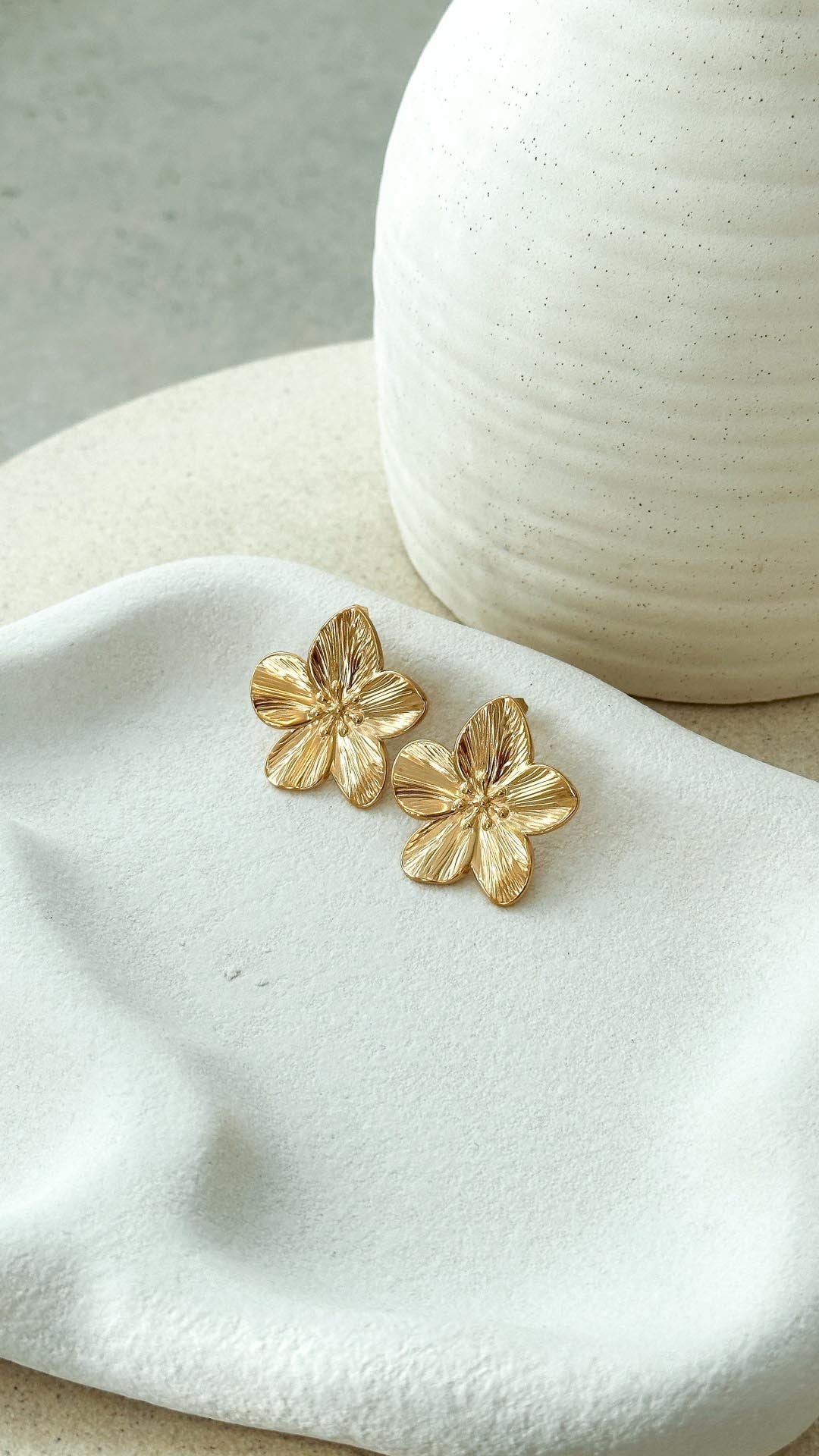 Lexi | Flower-Shaped Earrings with Gold Coating